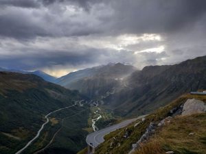 Furkapass: Serpentinen, Gletscher in den Schweizer Alpen